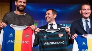 Gerard Piqué (izda.), en el acto de compra del FC Andorra en diciembre de 2018, hace cuatro años.HA