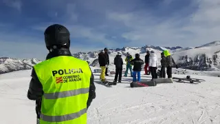 Inspección de la Unidad Adscrita de la Policía Nacional en una estación de esquí del Pirineo.