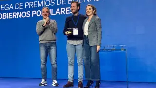 Isaac Claver, alcalde de Monzón, recogiendo el premio en la convención del PP en Valencia.