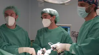 Los doctores Joaquín Navarro Gil, Manuel Sánchez Zalabardo y Ángel García de Jalón, del Servicio de Urología de Quirónsalud Zaragoza.Quirónsalud