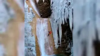 Descenso por la cascada de Orós Bajo, en Huesca, completamente helada