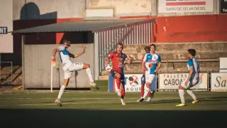 Disputa de un balón en el partido de este domingo entre Olot y Ebro