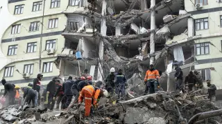 Miles de muertos por el sismo: al menos 1.498 en Turquía y 851 en Siria