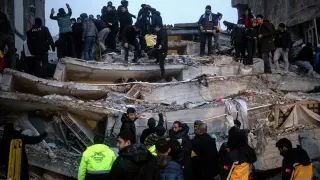 Se trabaja contrarreloj para salvar a atrapados bajo los escombros en Turquía