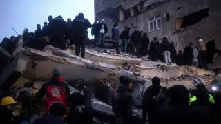 Un terremoto en Turquía y Siria deja cientos de muertos y heridos.