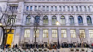 Decenas de personas hacen cola para contratar Letras del Tesoro, en el Banco de España, a 3 de febrero de 2023, en Madrid