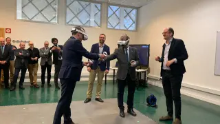 El consejero de Educación, Felipe Faci, y el presidente de Aragón, Javier Lambán, prueban las gafas de realidad virtual.