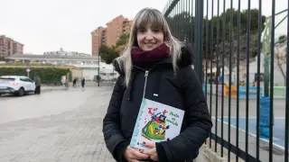 Isabel Gil, autora de cuentos infantiles, con su quinto libro: 'Ponte mi mochila'.