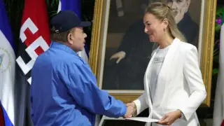 El presidente de Nicaragua, Daniel Ortega, saluda a la nueva embajadora de España en el país, la jaquesa Pilar María Terrén Lalana.