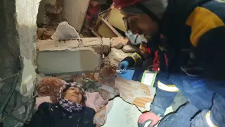 Los Bomberos de Zaragoza rescatan a una mujer con vida entre los escombros en Turquía gracias a un perro