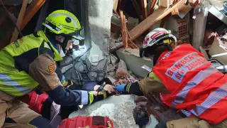 Los Bomberos de Zaragoza trabajan en Turquía para rescatar supervivientes del terremoto.