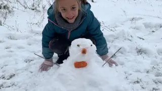 Una niña juega con la nieve en Mosqueruela.