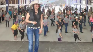 Rafaela Vaca durante una clase de baile en línea 'Country Western' en Tamarite de Litera.