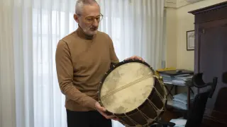 El abogado Carlos Moreno muestra el tambor de Buñuel que guarda la hija del artesano Tomás Gascón, que construyó y donó al cineasta en 1963.