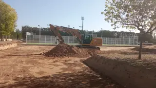 Trabajos de construcción de las nuevas pistas de pádel de la Ciudad Deportiva de Huesca.