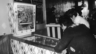 Dos jóvenes jugando al pinball en Zaragoza en los años 70.