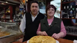 Miguel y Loli, autores de la mejor tortilla de patata de Aragón, según los lectores.