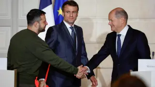 Ukraine's President Volodymyr Zelensky is welcomed by French Armies Minister Sebastien Lecornu upon his arrival at the Paris Orly airport, following his visit to the United Kingdom, near Paris, France February 8, 2023. Julien De Rosa/Pool via REUTERS UKRAINE-CRISIS/FRANCE-ZELENSKIY