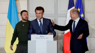 Paris (France), 08/02/2023.- Ukraine's President Volodymyr Zelensky (L) and German Chancellor Olaf Scholz (R) shake hands during a joint statement with French President Emmanuel Macron (C), at the Elysee Palace in Paris, France, 08 February 2023. (Francia, Ucrania) EFE/EPA/Sarah Meyssonnier / POOL MAXPPP OUT FRANCE UKRAINE DIPLOMACY