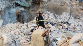 Un bombero contempla la destrucción en Alepo