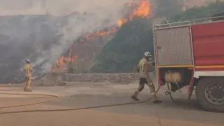 Bomberos de la DPZ sofocando un incendio.