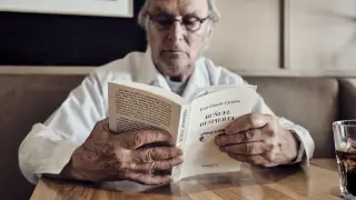 Carlos Saura en una de sus actividades favoritas: la lectura.