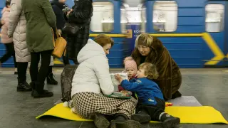 Ciudadanos ucranianos resguardados en el metro de Kiev