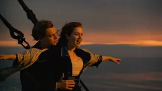 Leonardo DiCaprio y Kate Winslet, en una escena icónica de 'Titanic'.