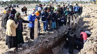 Familiares de las víctimas del terremoto entierran a sus allegados en una fosa común en Adiyaman, Turquía.
