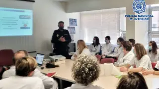 Fernando Latorre, interlocutor policial sanitario, durante la charla de formación en el centro de salud Pirineos de Huesca.