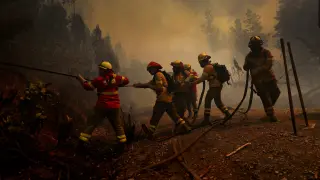 Un equipo de bomberos combate el fuego durante la ola de incendios que recorre Chile.