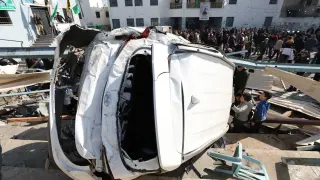 En una imagen del mes de enero, unos palestinos observan un vehículo destrozado a causa de una incursión militar del Ejército israelí en el campo de refugiados de Yenín (Cisjordania). Alaa Badarneh / EFE