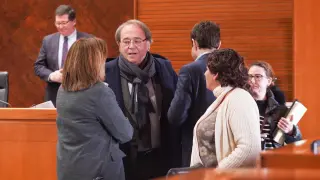 Carlos Pérez Anadón, con Carmen Martínez (CHA) y Marta de Santos (Podemos).