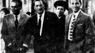 Archivo: Csabai a su llegada a Zaragoza, acompañado del presidente del Zaragoza y del directivo onubense señor de la corte.