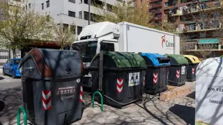 Contenedores de recogida selectiva de residuos en una calle de Zaragoza.