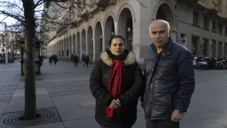 Ahmet Saglik y su mujer Gu8ngor Ekinci, en el paseo de Independencia.