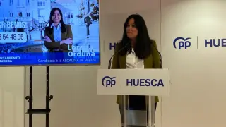 La candidata del PP a la alcaldía de Huesca, Lorena Orduna, durante la rueda de prensa este lunes.