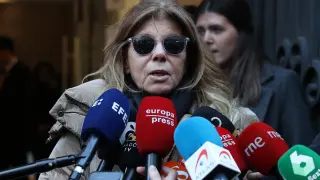 La cantante Jeanette atiende a la prensa en su visita a la capilla ardiente del cineasta Carlos Saura