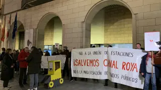 La concentración se ha celebrado a las puertas de la Diputación de Huesca.