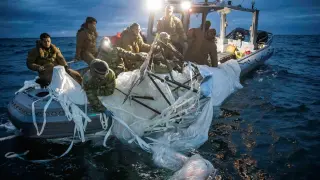 Miembros de la armada de EE UU recuperando los restos de uno de los globos derribados
