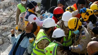 Rescate de una mujer tras pasar 177 horas bajo los escombros del terremoto en Turquía