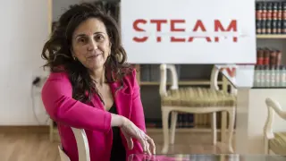 Susana Remacha, directora de la fábrica de Stellantis en Villaverde (Madrid), en el colegio Sansueña de Zaragoza.