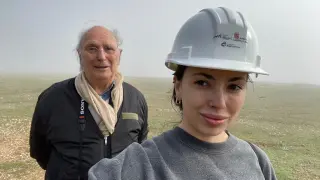 Anna se hace un selfi con su padre Carlos Saura durante el rodaje de ‘Las paredes hablan’ en Atapuerca.