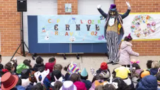 El coche salchichón ha presentado el carnaval junto a la vicealcaldesa Sara Fernández, este martes por la mañana, en el  CEIP La Almozara.