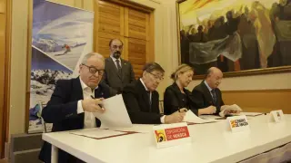 Firma del convenio de colaboración para la unión de las estaciones de esquí de Astún y Formigal.