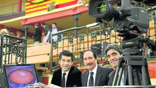 Manuel Caballero, Manolo Molés y Emilio Muñoz, en una retransmisión en la Misericordia.