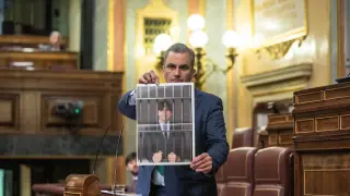 Ortega Smith junto al fotomontaje de Puigdemont en el Congreso.