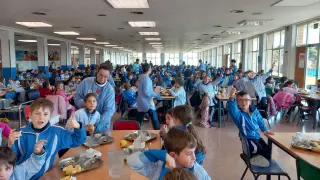 El comedor del colegio del Salvador -Jesuitas- de Zaragoza acoge cada día a 1.000 que comen en el centro.