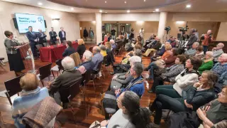 El público llenó la sala de maquetas de la Diputación de Huesca para escuchar a los expertos.