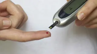 Glucómetro para medir el azúcar en sangre. Diabetes. gsc